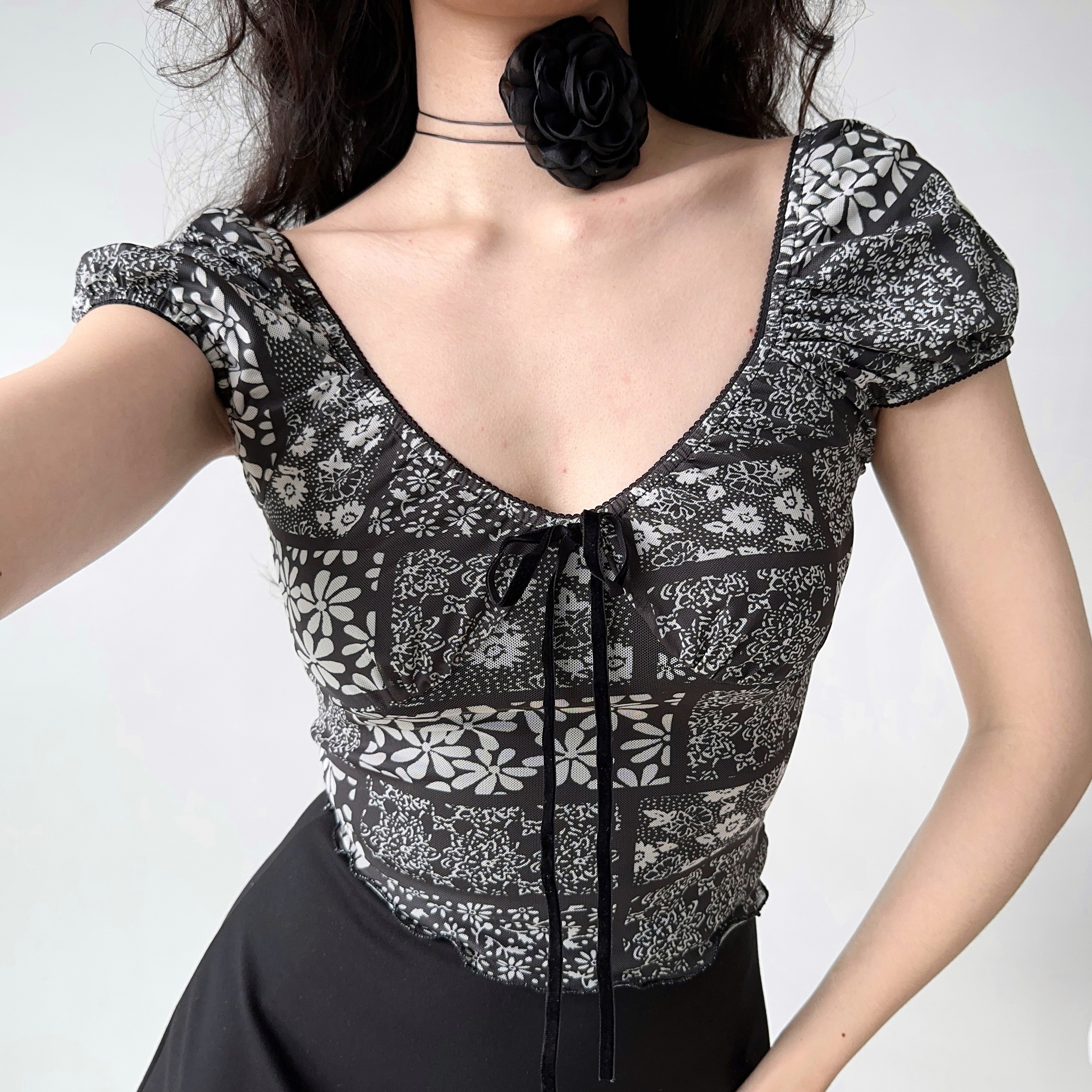Retro Deep V Black Floral Short Sleeve T-Shirt for Women - Summer Puff Sleeve Top in European and American Style