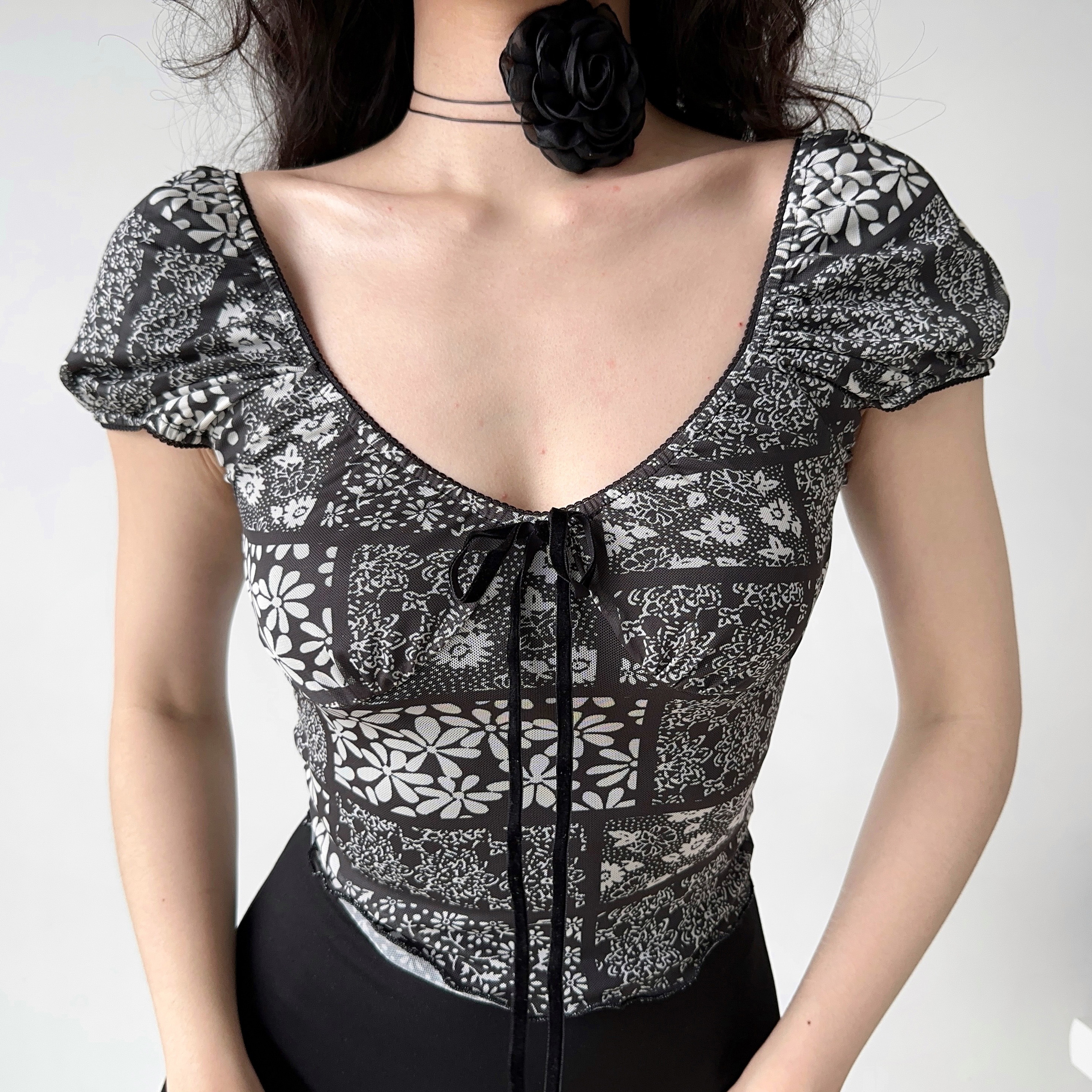 Retro Deep V Black Floral Short Sleeve T-Shirt for Women - Summer Puff Sleeve Top in European and American Style