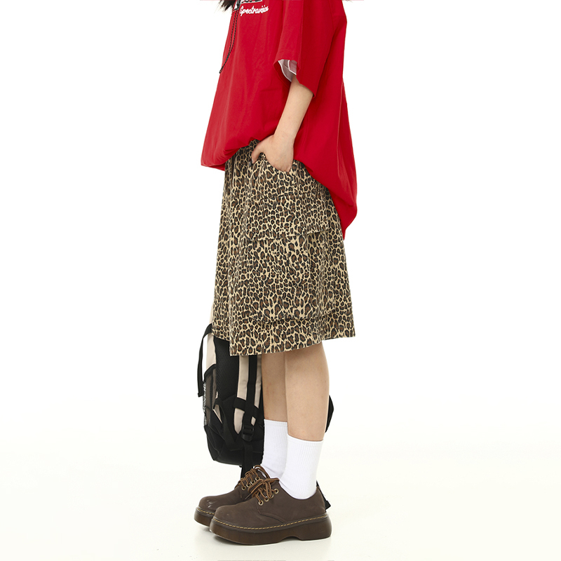 Retro Leopard Print Cargo Shorts for Men and Women - Loose Wide-Leg Style with Multiple Pockets, Trendy Streetwear