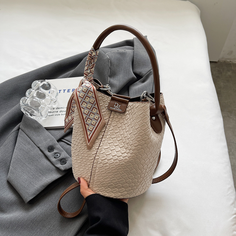 Retro Women's Bucket Bag - 2025 Autumn Style Diamond-Patterned Minimalist Shoulder Handbag