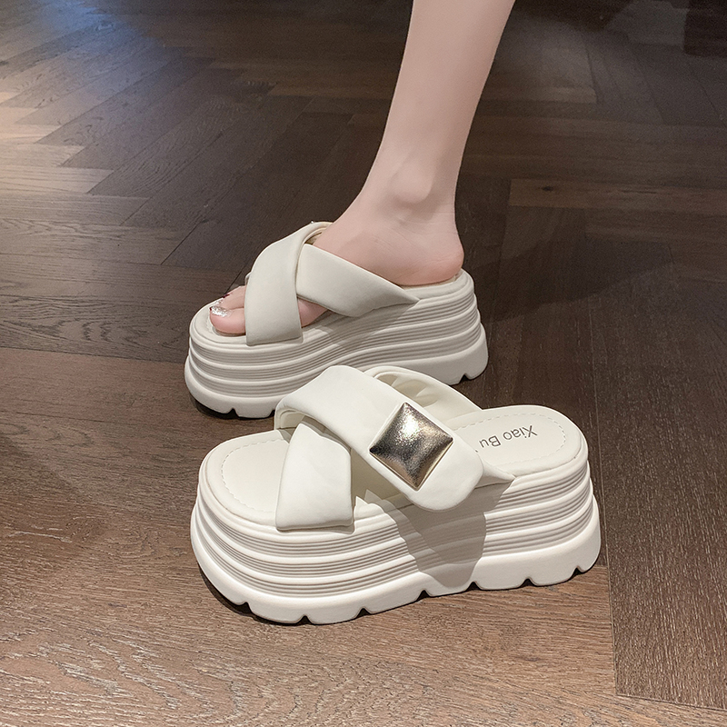 Short Women's Skirt & Thick-Soled Sandals Set for Summer 2025, Height-Increasing One-Strap Beach Slippers, Outdoor Fashion