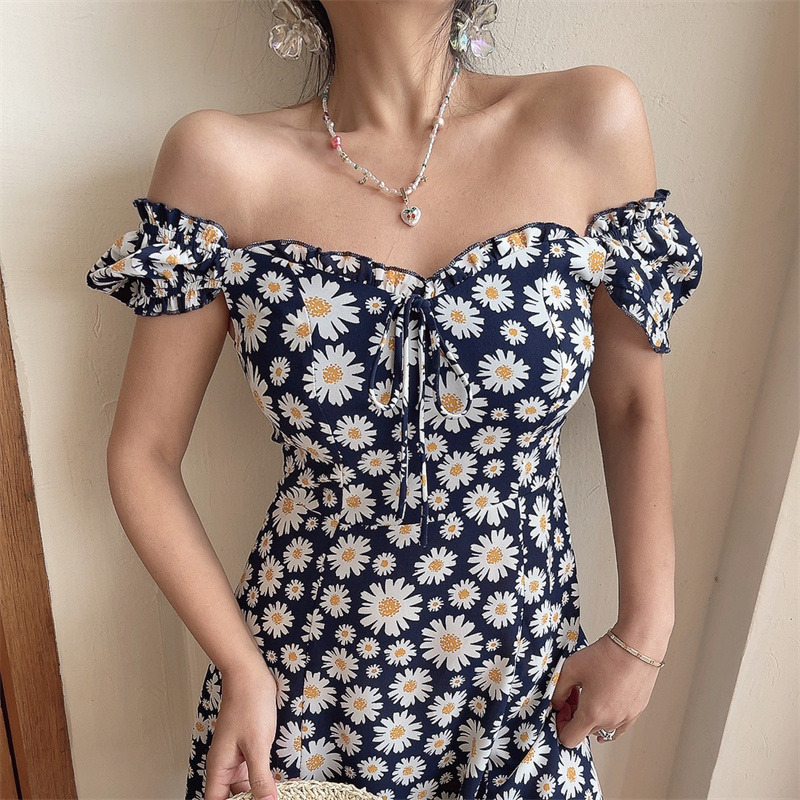 Spring/Summer 2025 Floral Daisy Slim Vacation Dress with French Square Neck and Puff Sleeves - Romantic 90s Style