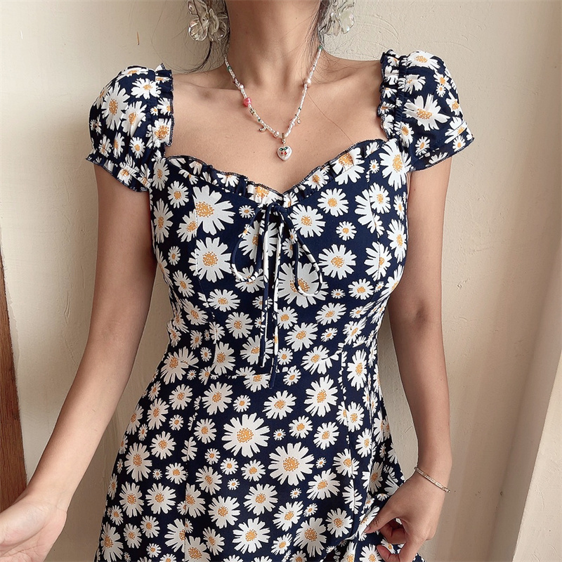 Spring/Summer 2025 Floral Daisy Slim Vacation Dress with French Square Neck and Puff Sleeves - Romantic 90s Style