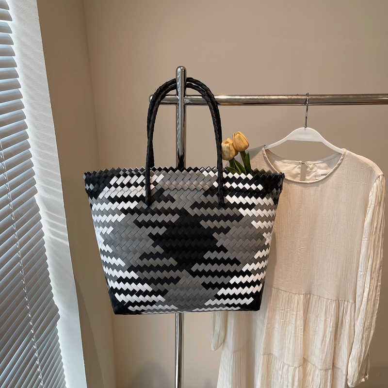 Summer Women's Handheld Woven Bag - Large Capacity Color Block Vegetable Basket for Beach Outings, Trendy 2025 Fashion