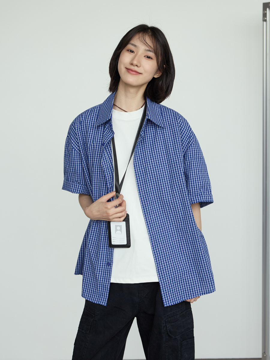 Trendy Blue and White Check Short-Sleeve Shirt for Men and Women - Casual Loose Fit for Daily Commuting, Summer Style