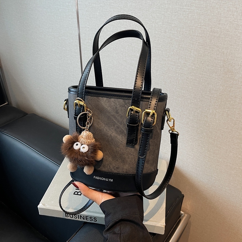 Trendy Color-Blocking Shoulder Crossbody Bucket Bag - Versatile Spliced Design for Women 2025