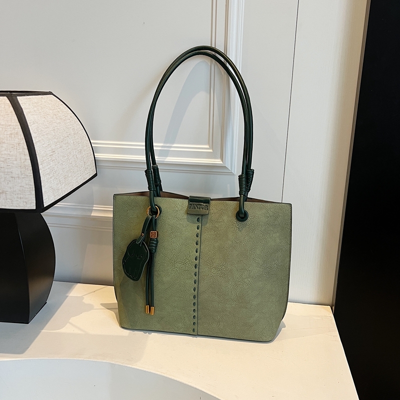 Trendy Korean Style Large-Capacity Tote Bag for Women - Versatile High-End Shoulder Bag for Commuting in 2025