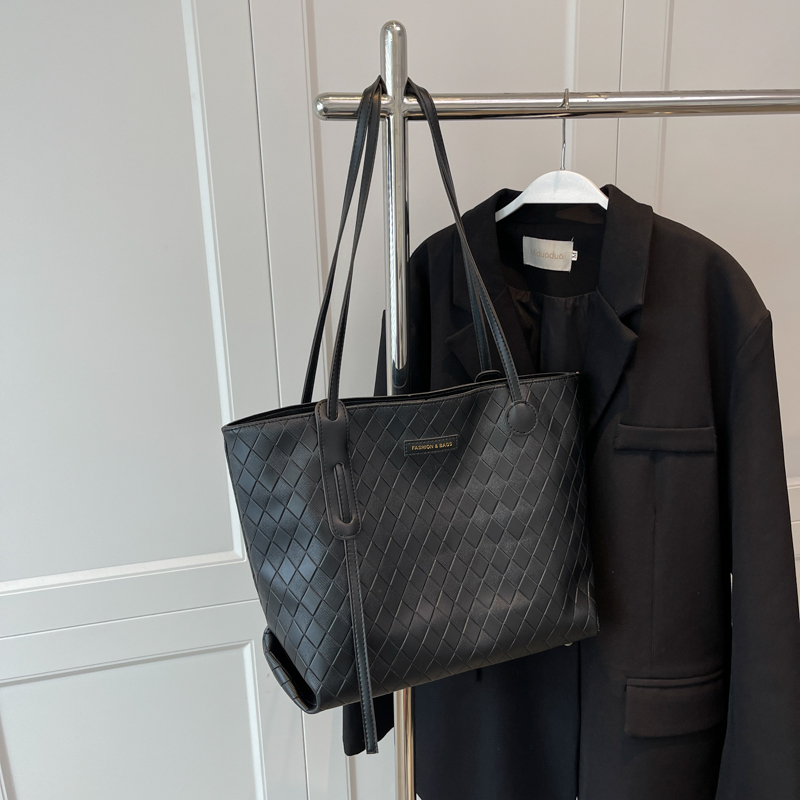 Trendy Large Capacity Single-Shoulder Tote Bag for Women - Versatile Commuting Style for Spring Summer 2025