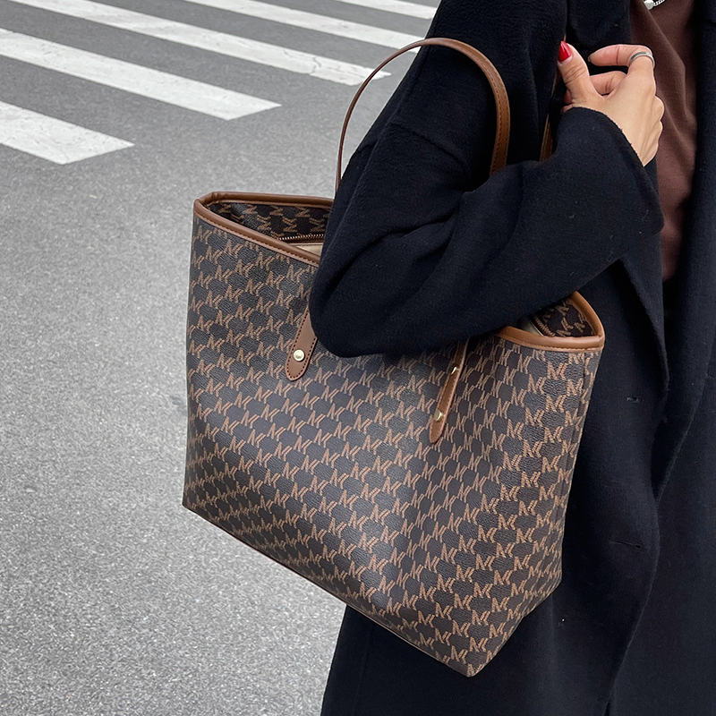 Trendy Large Capacity Women's Shoulder Bag - Versatile Light Luxury Tote for Commuting - 2025 Fashion Must-Have