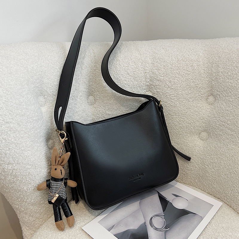 Trendy Large Retro Shoulder Bag for Women - Versatile Crossbody Design for Spring/Summer 2025 Fashion