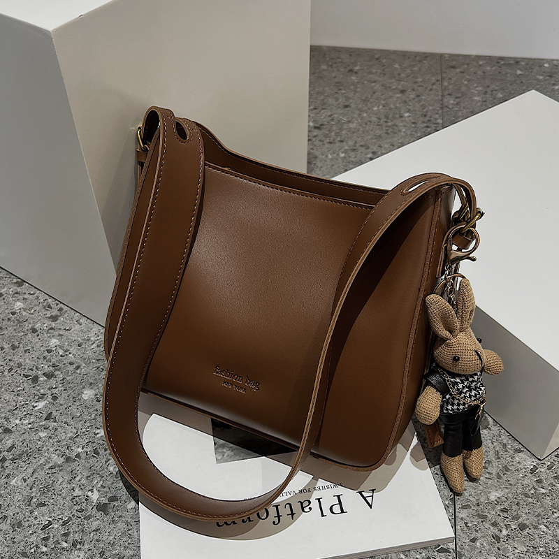 Trendy Large Retro Shoulder Bag for Women - Versatile Crossbody Design for Spring/Summer 2025 Fashion