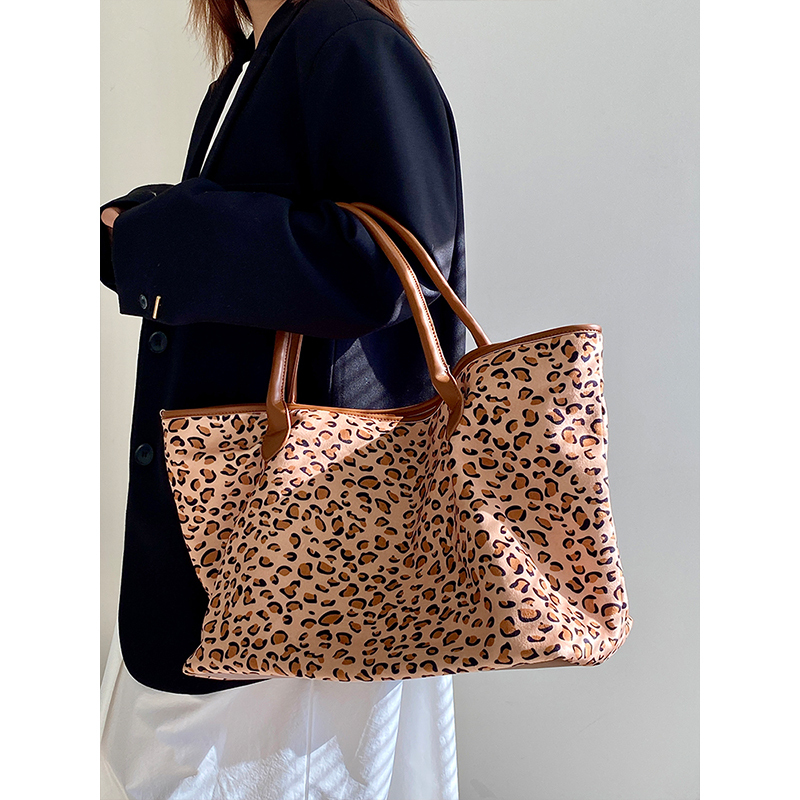 Trendy Leopard Print Tote Bag for Women - Retro Large Capacity Shoulder Handbag for 2025 Style