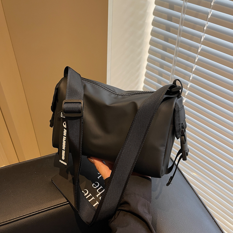 Trendy Nylon Shoulder Bag for Women - Large Capacity Commuting Pillow Crossbody Bag - Versatile Sports Tote 2025