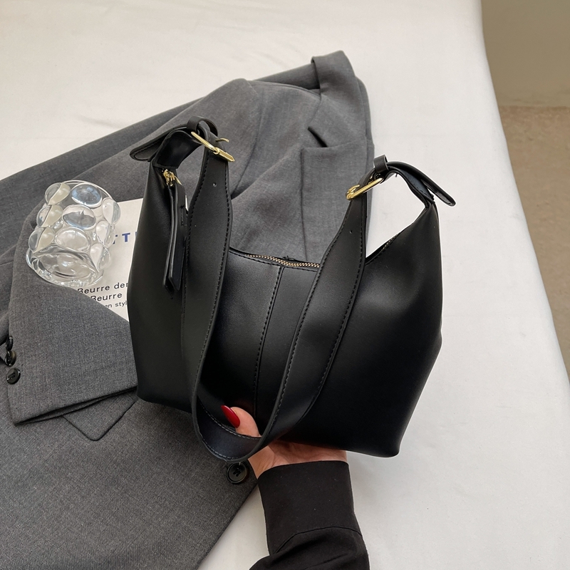 Trendy Women's Shoulder Bag 2025 - Versatile Casual Underarm Bag for Commuting - High-End Fashion Accessory