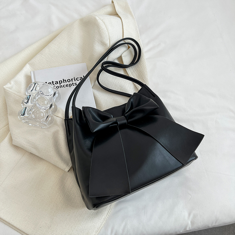 Versatile Large Capacity Shoulder Bag for Women, Trendy Hand-Held Tote for Spring/Summer 2025, Perfect Commuter Accessory