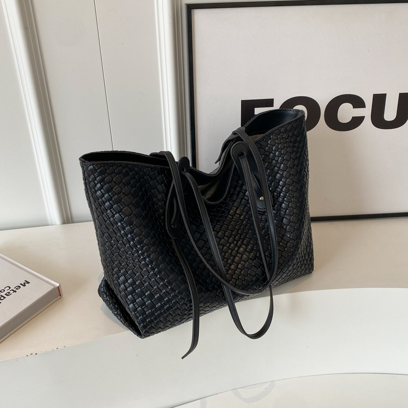 Versatile Large-Capacity Shoulder Tote Bag for Women - High-End Autumn/Winter 2025 Commuting Bag for Work and Leisure