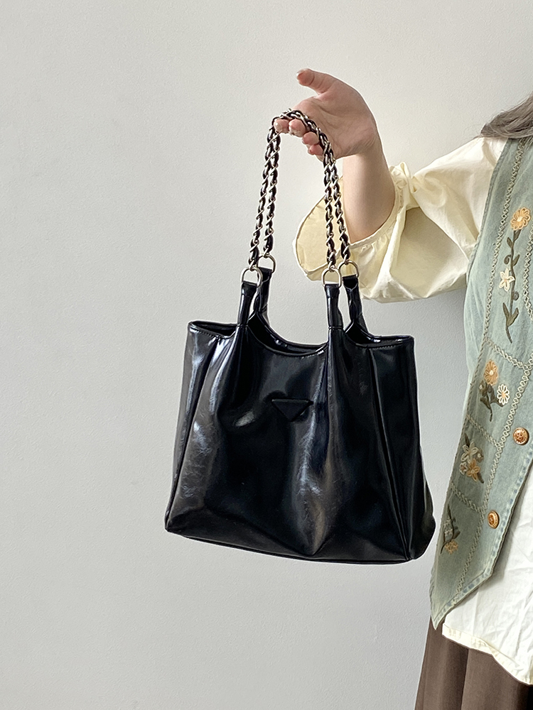 Versatile Large Capacity Women's Tote Bag - Commuter Chain Shoulder Handbag for Everyday Use