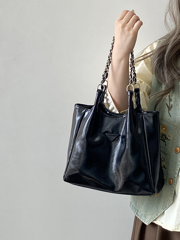 Versatile Large Capacity Women's Tote Bag - Commuter Chain Shoulder Handbag for Everyday Use