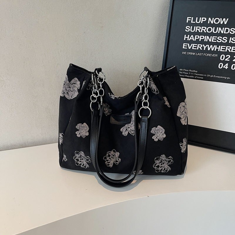 Versatile Solid Color Chain Bag for Girls - Casual Shoulder & Underarm Style, Large Capacity for Class & Commuting, Chic High-End Feel