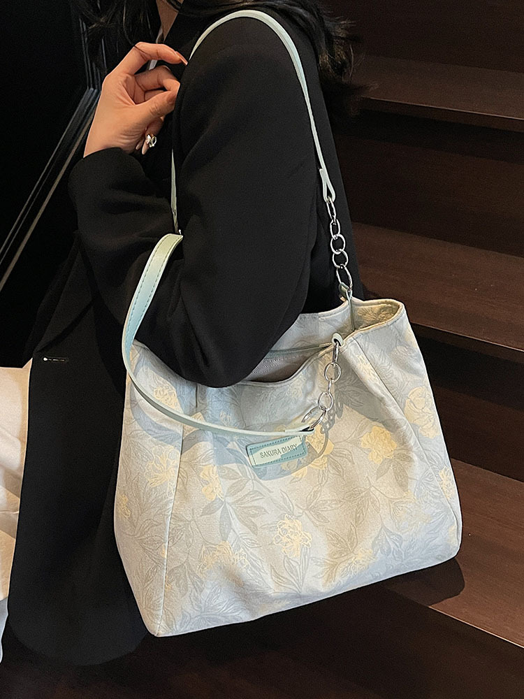Versatile Solid Color Chain Bag for Girls - Casual Shoulder & Underarm Style, Large Capacity for Class & Commuting, Chic High-End Feel