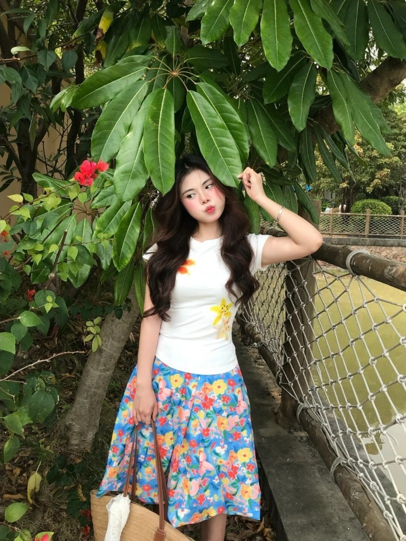 Vintage Floral Print Shoulder T-Shirt for Women - Spicy American Style, Slim Fit, Flattering Elastic Short Sleeves for Summer