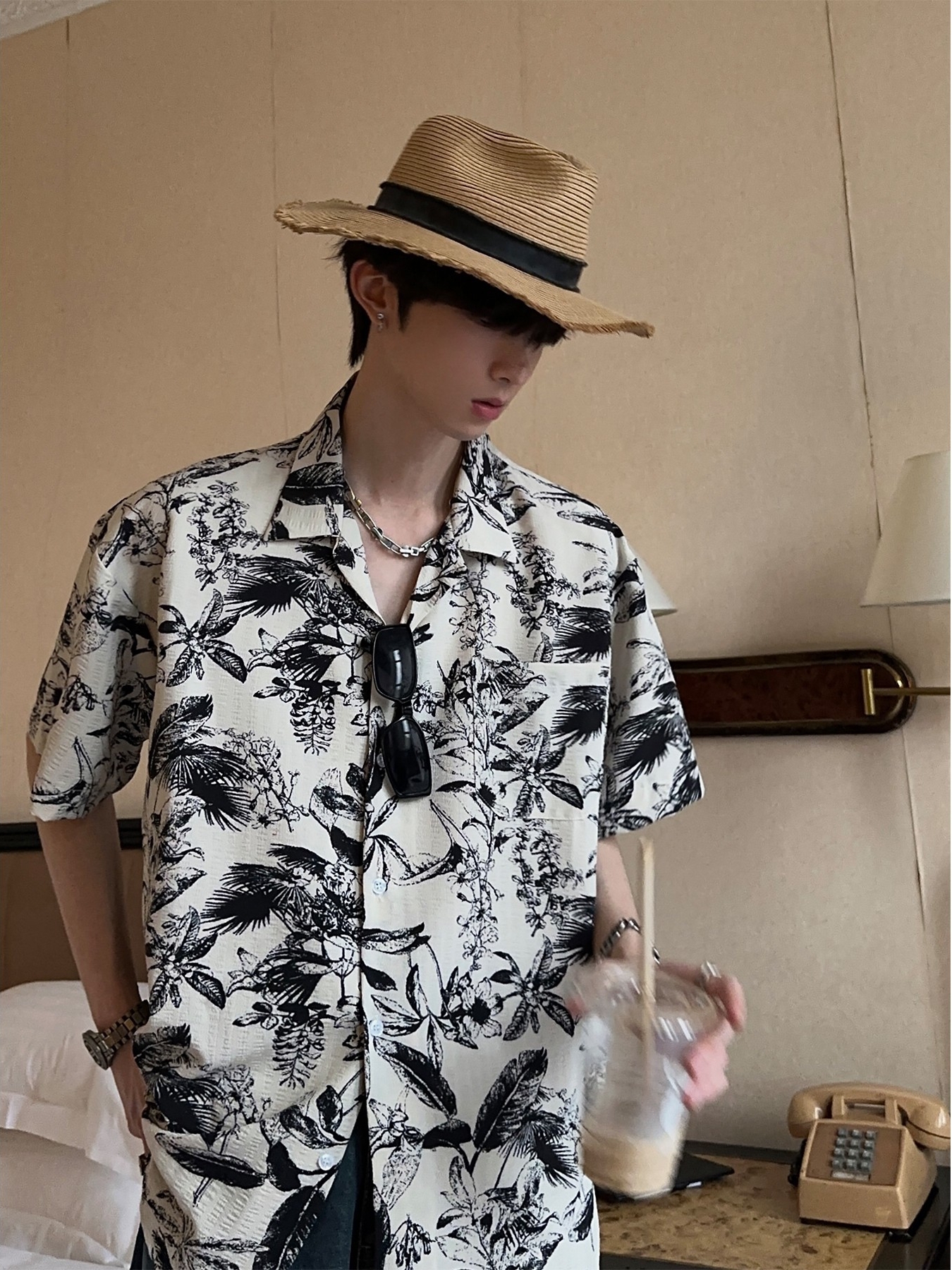Vintage Floral Short-Sleeve Shirt for Men and Women, Loose Fit Chinese-Style Design with Retro Hong Kong Vibe, Perfect for Summer