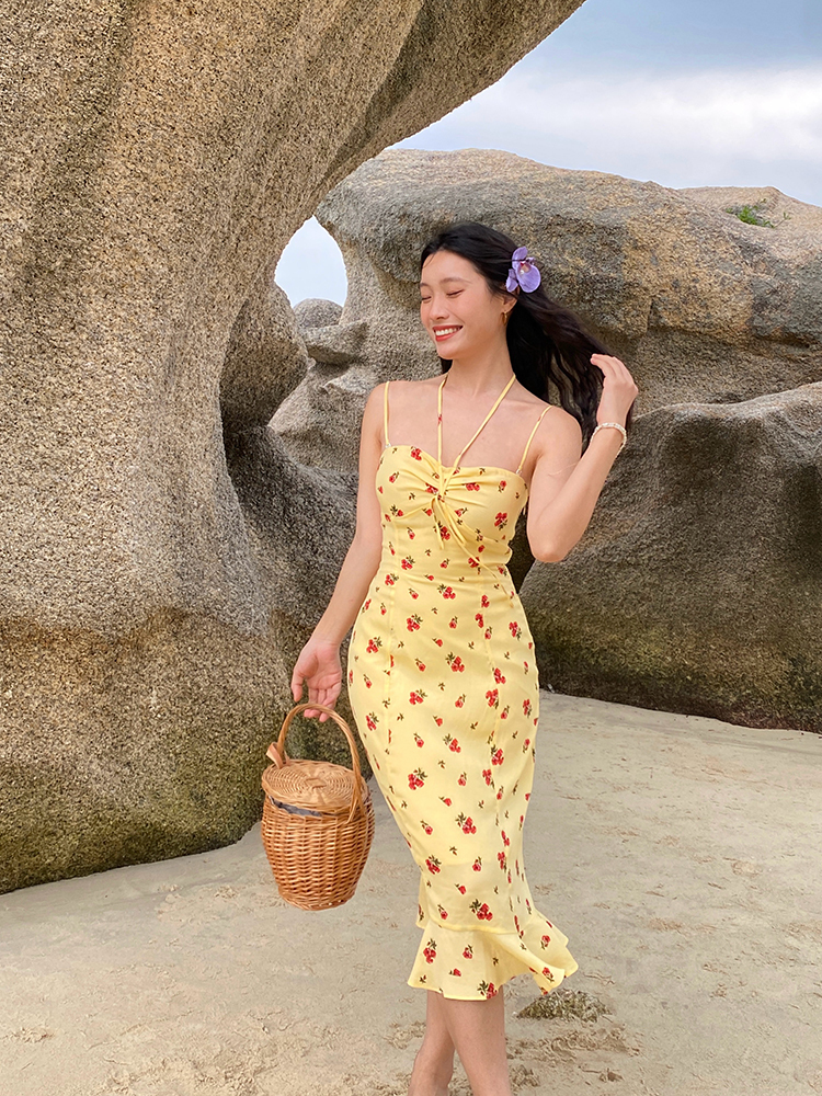 Vintage-Inspired Yellow Printed Spaghetti Strap Dress with Tie Neck - Mid-Length French Style for a Chic Summer Look