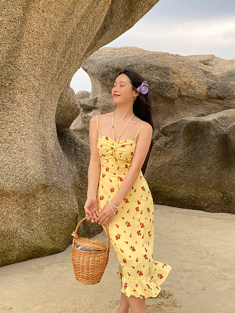 Vintage-Inspired Yellow Printed Spaghetti Strap Dress with Tie Neck - Mid-Length French Style for a Chic Summer Look