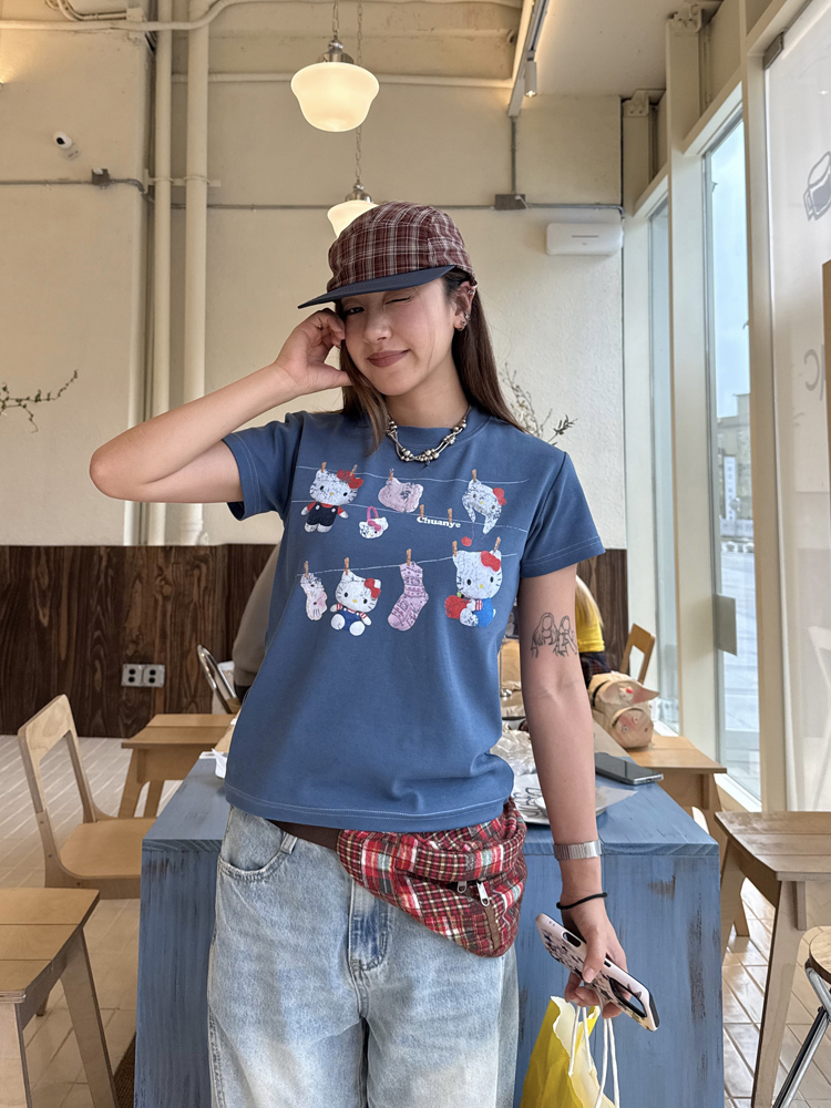 Vintage Printed Slim Fit Short-Sleeve T-Shirt for Women - Water-Washed Original Shoulder Kitty Design, Stretchy Summer Top