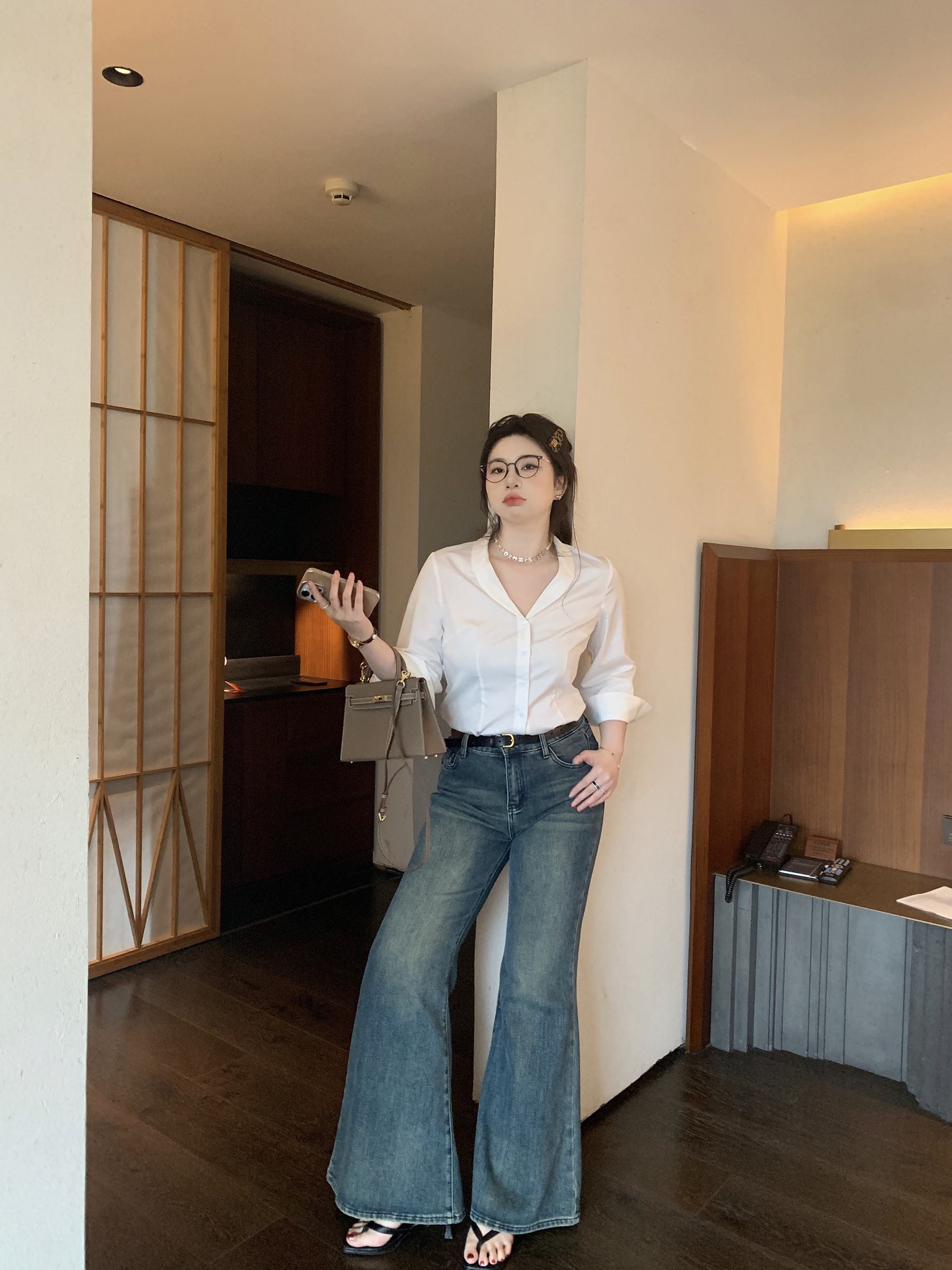 White Loose V-Neck Shirt - Versatile Moonlight Style Top, Perfect for Casual Chic Looks, Ideal for 90s and Y2K Fashion Enthusiasts
