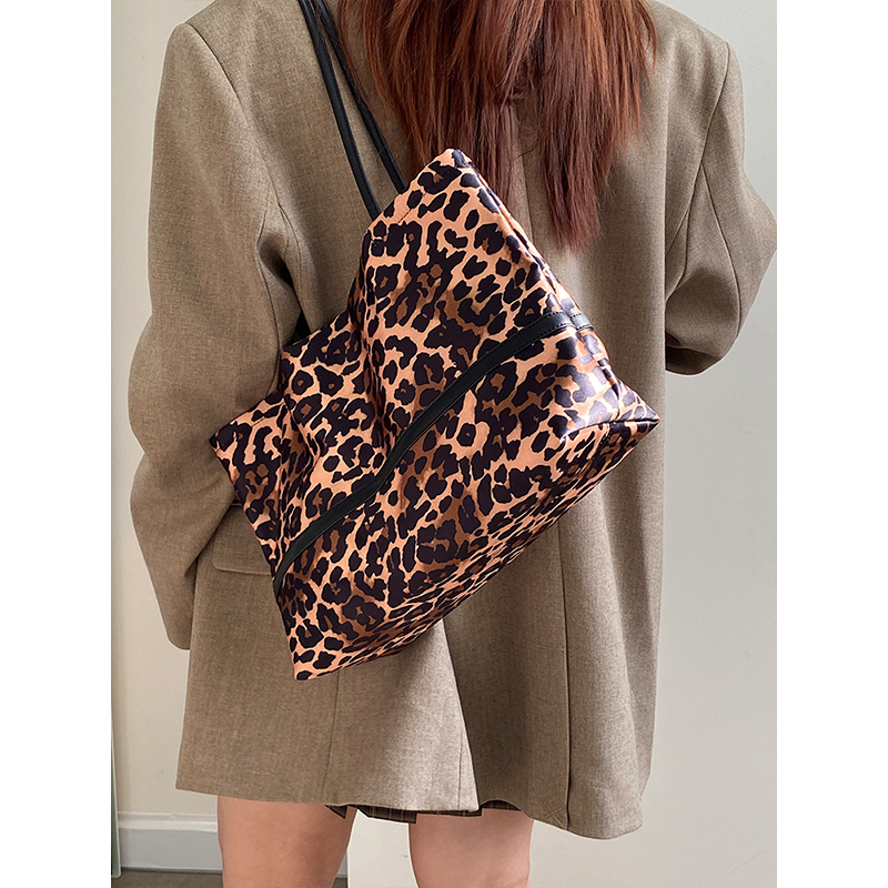 Women's Leopard Print Canvas Tote Bag - Large Capacity Shoulder Handbag for Spring/Summer 2025 - Trendy Niche Design
