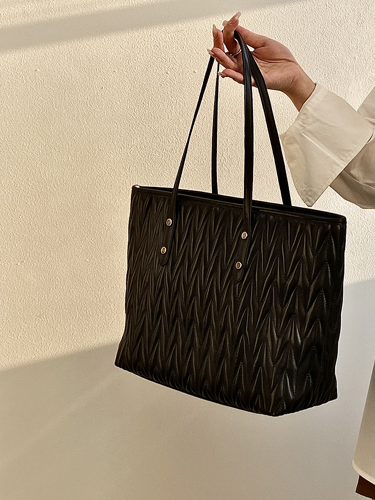 Women's Pleated Tote Bag - Large Capacity Commuter Handbag for Spring Summer 2025 - Stylish and Functional Shoulder Bag