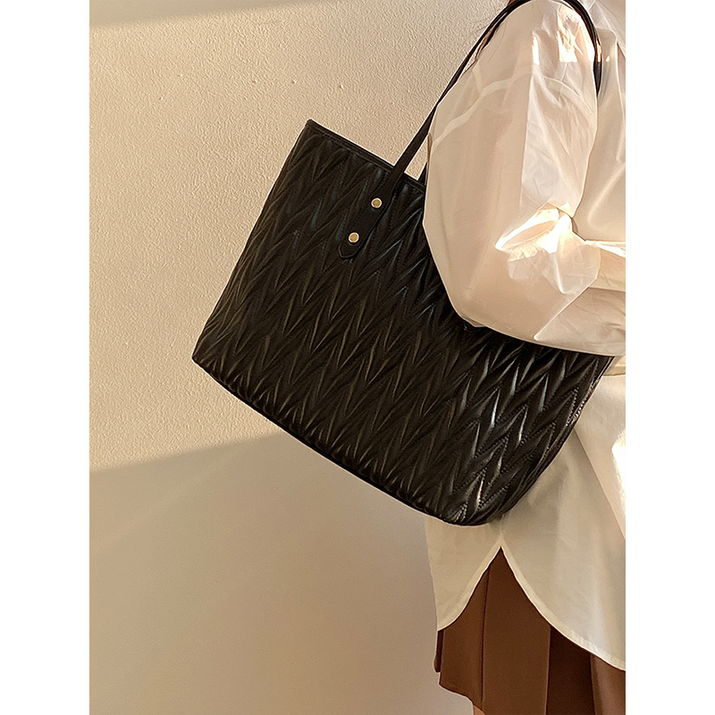 Women's Pleated Tote Bag - Large Capacity Commuter Handbag for Spring Summer 2025 - Stylish and Functional Shoulder Bag