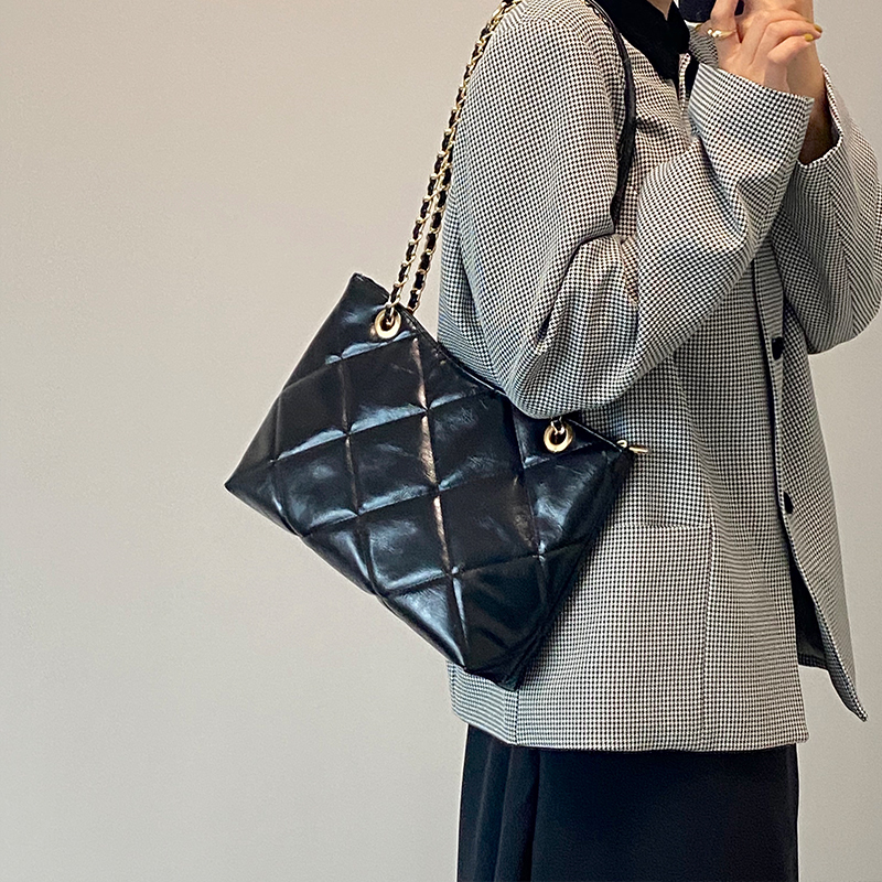 Women's Retro Chain Bag 2025 - Versatile Shoulder Crossbody Commuter Bag for Spring/Summer - Large Size, Trendy Niche Style