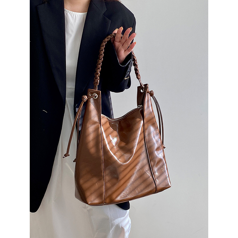 Women's Retro Woven Tote Bag - Large Capacity Shoulder Handbag for Commuting - Trendy 2025 Niche Design