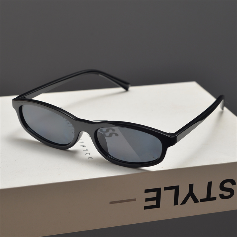 Y2K Futuristic Ultra-Narrow Frame Small Face Sunglasses for Men & Women - Hip-Hop Street Style Small Square Cat-Eye Design
