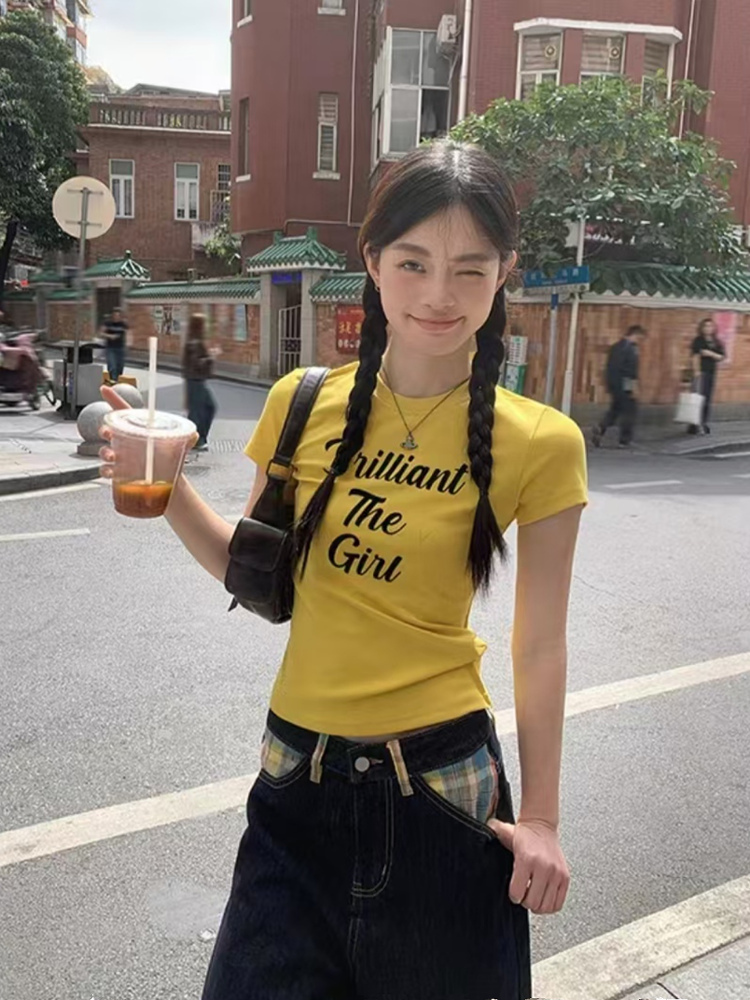 Yellow Retro Slim-Fit Short Sleeve T-Shirt for Women with Letter Print, Round Neck, Flattering Summer Style