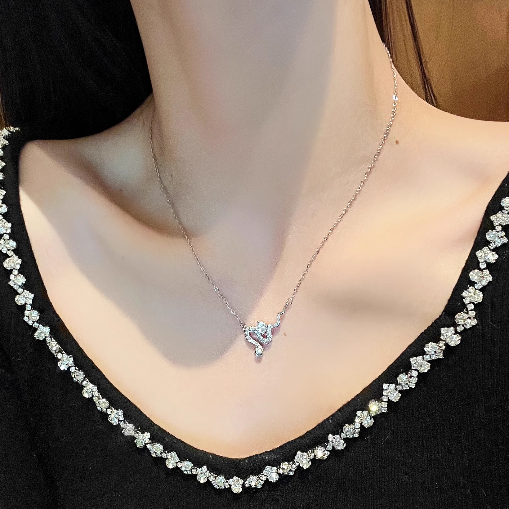 2025 Lightweight Luxury Serpent Wrap Necklace for Women, Exquisite Pure Silver Collarbone Chain, High-End Fashion Accessory