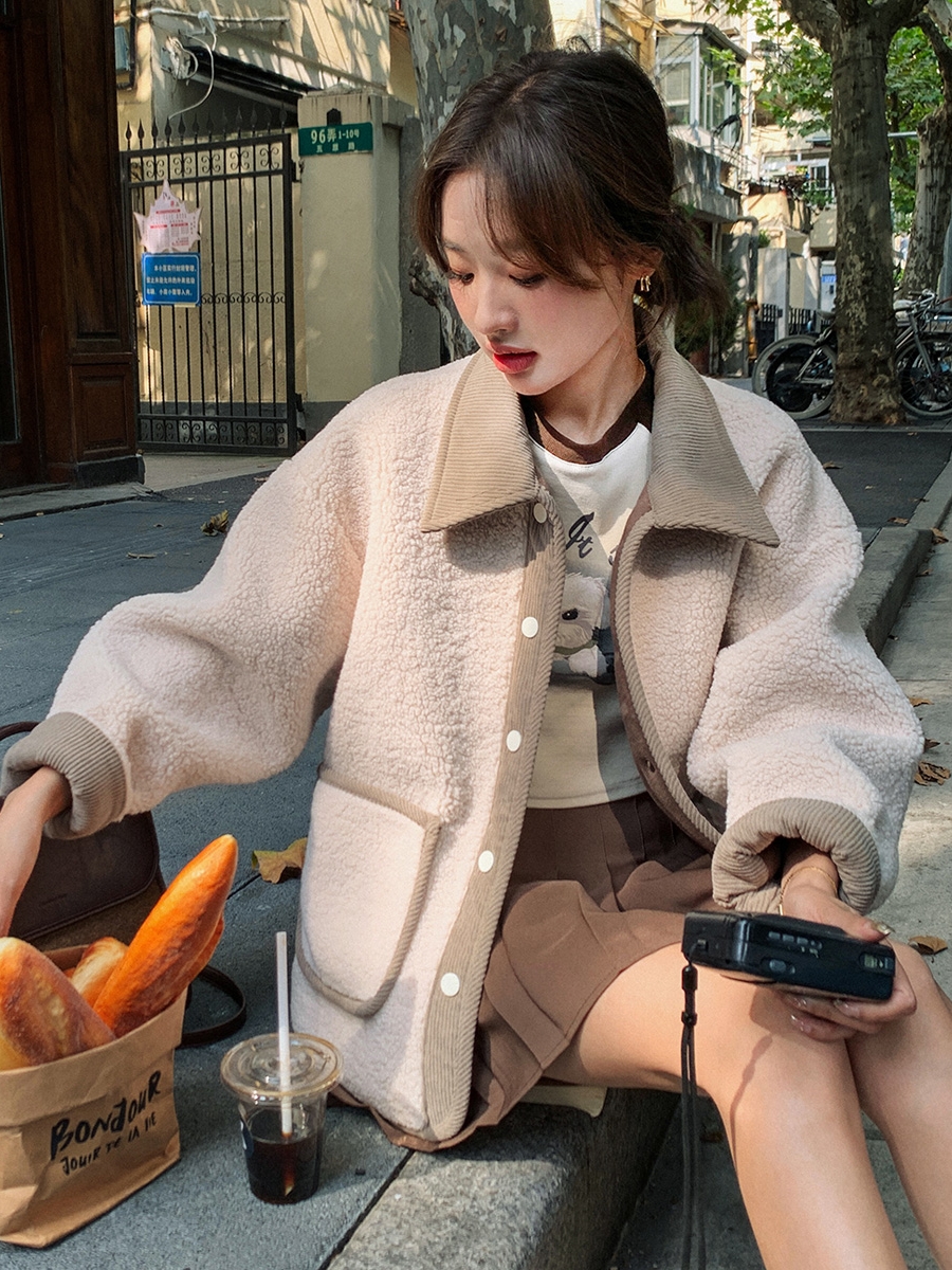 2025 Women's Color-Blocked Spliced Lapel Lamb Wool Coat with Leather and Fur, Thickened Niche Winter Style