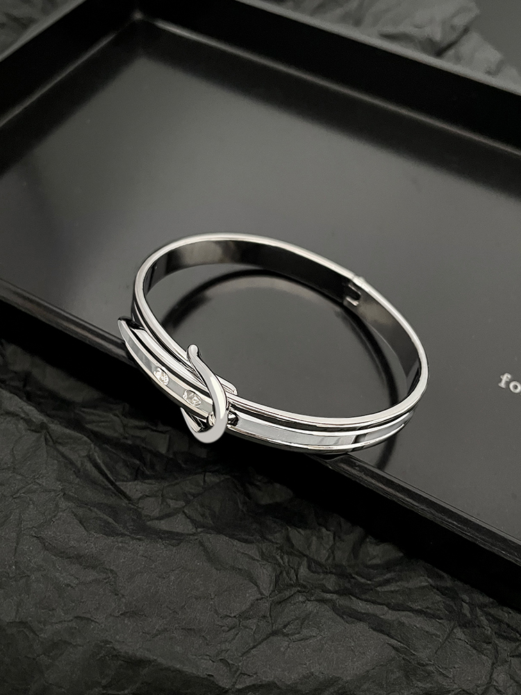 Adjustable High-End Women's Bracelet - Minimalist Cool Style with Belt Buckle Design for Summer Fashion