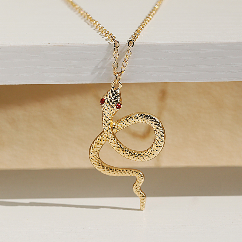 Alloy Snake-Shaped Pendant Necklace for Women - European American Style Jewelry for Gatherings, Dates, and Everyday Wear
