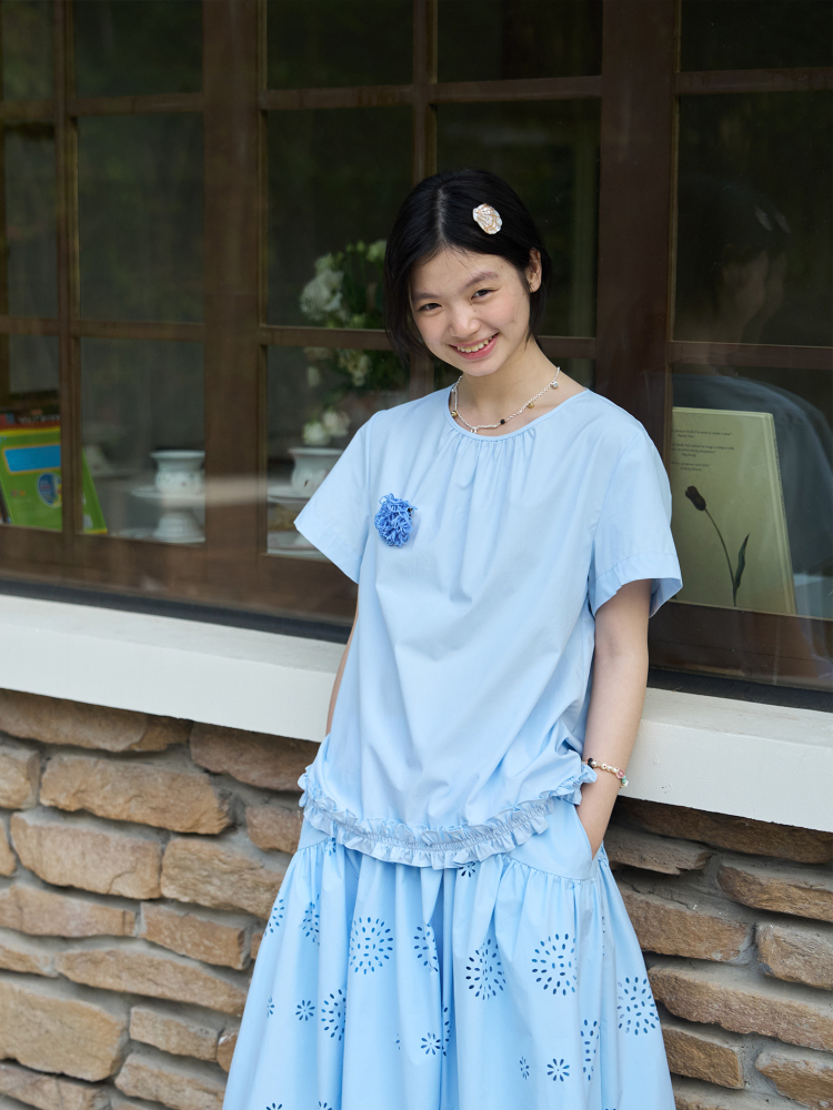 Blue Lace Short-Sleeve Top with Shoulder Pleats and Round Neck - Feminine Basic Shirt for Y2K and Korean Style Fashion