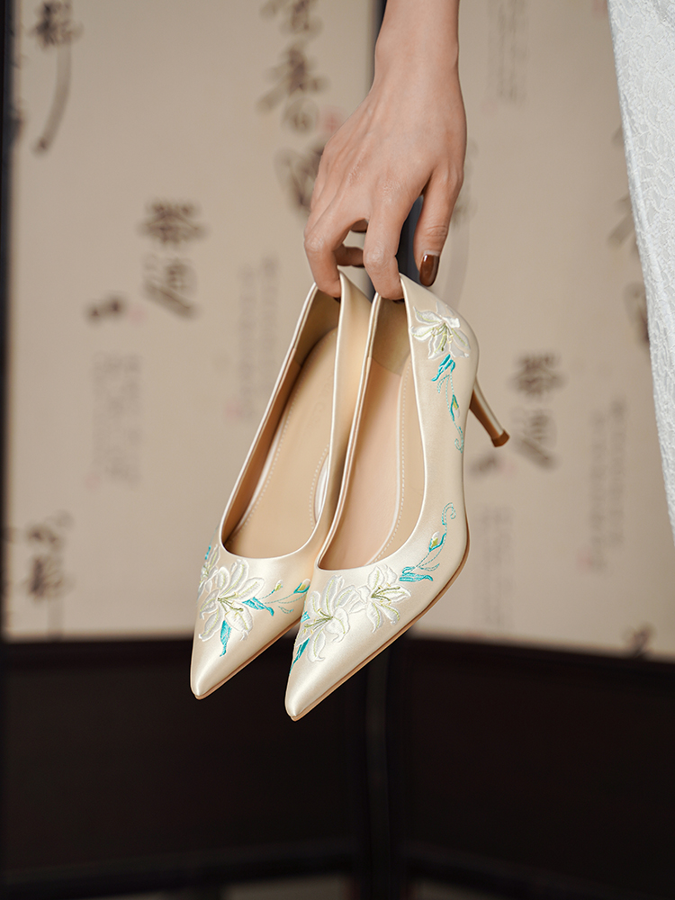 Champagne-Colored High-End Xiuhe Wedding Dress with Chinese Embroidery & Two-Way High Heels, Qipao Shoes for Brides & Daily Wear