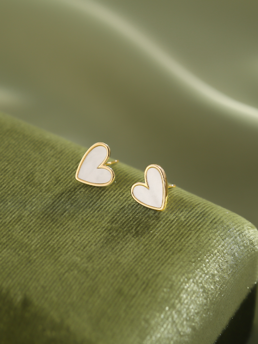 Chic Heart-Shaped Mother-of-Pearl Clip-On Earrings for Women in Klein Blue, Trendy and Simple, 2025 Fashion Must-Have