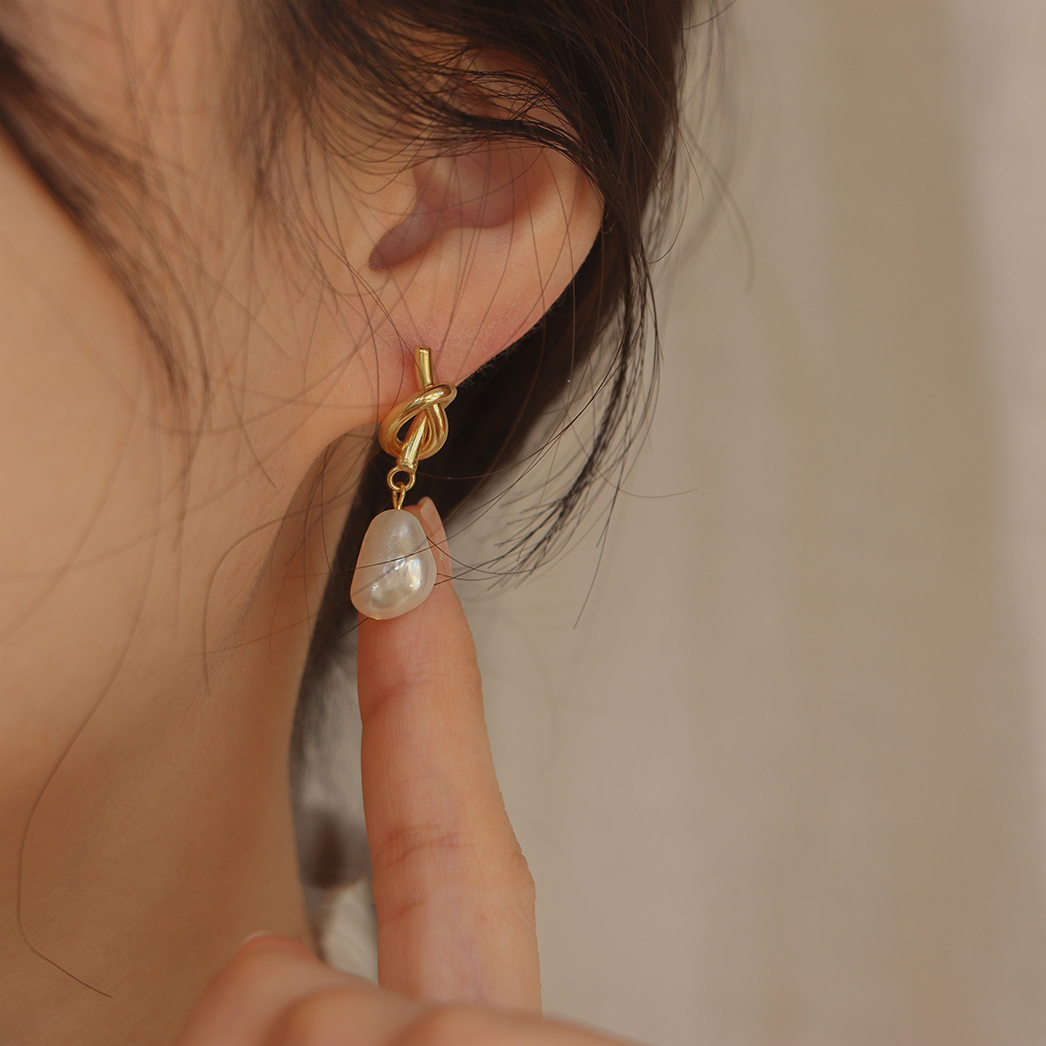Chic Pearl Drop Earrings - Niche Design, Elegant Statement Jewelry for Any Occasion
