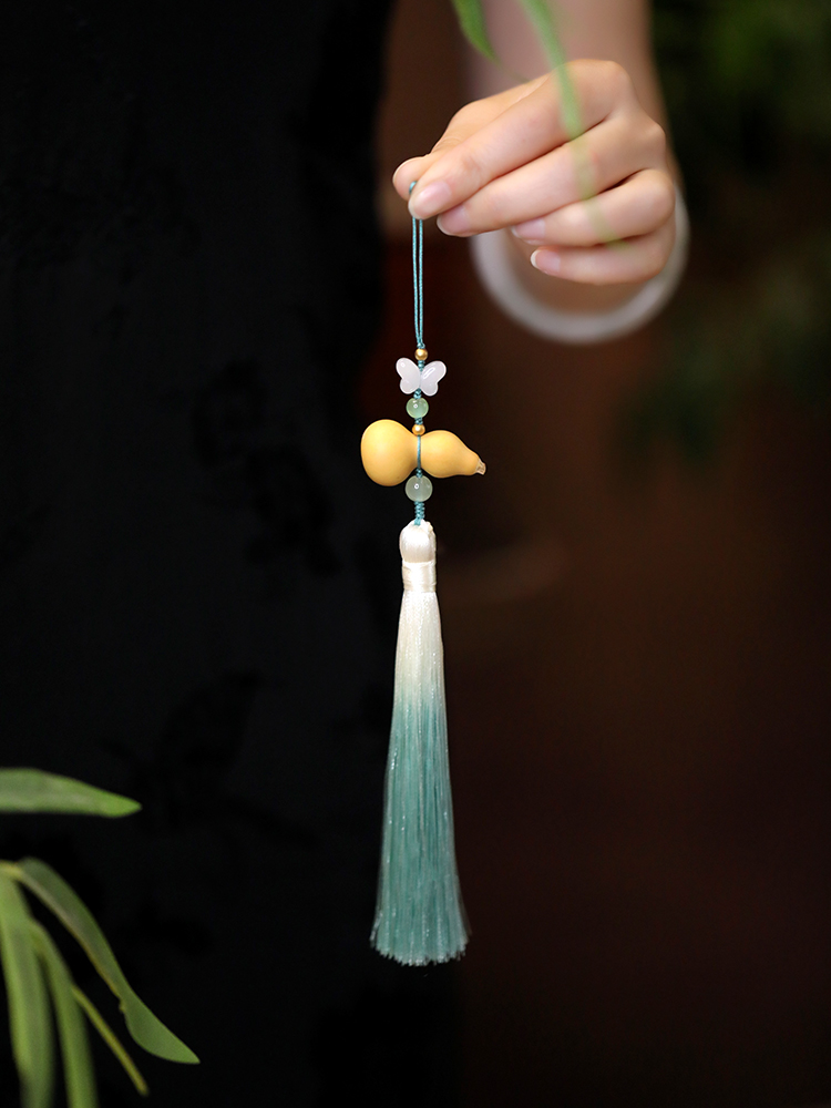 Chinese-Style Gourd Tassel Pendant for Women - Classical Hanfu Accessories, Elegant Qipao Collar Jewelry