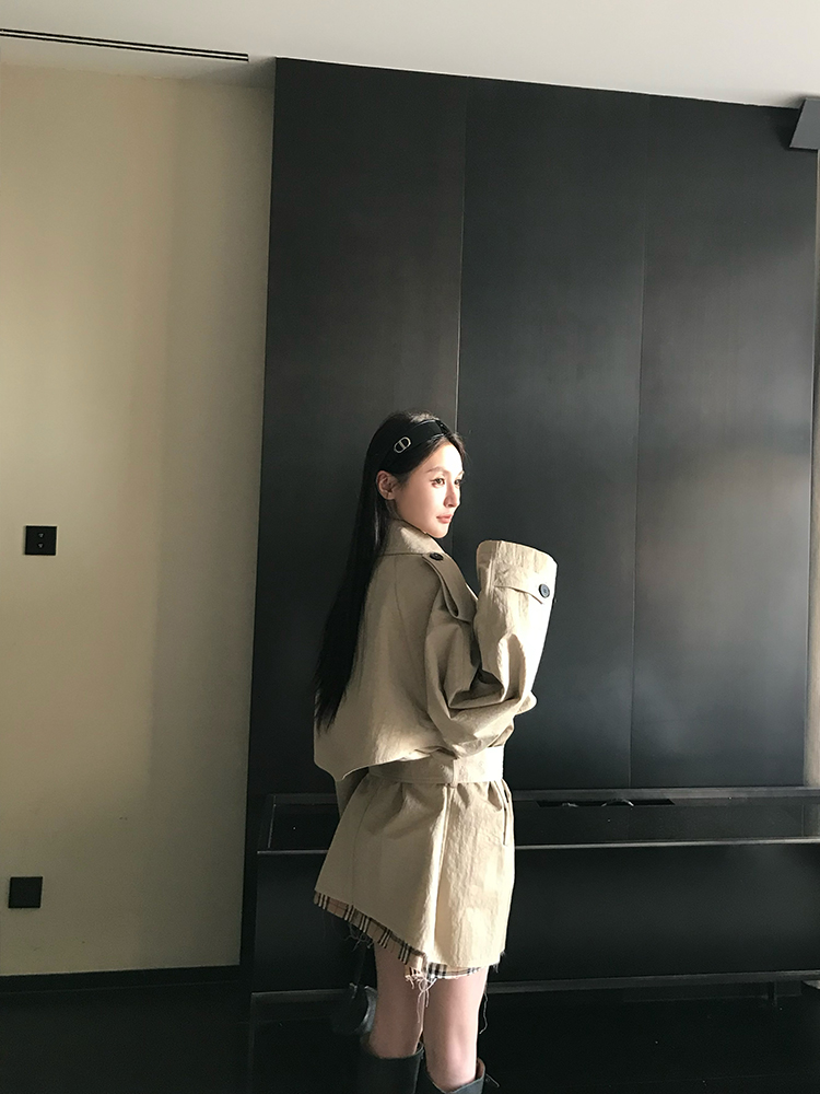 Classic Fit Double-Breasted Short Trench Coat for Women - Early Spring Fashion, Timeless Style, Versatile Outerwear