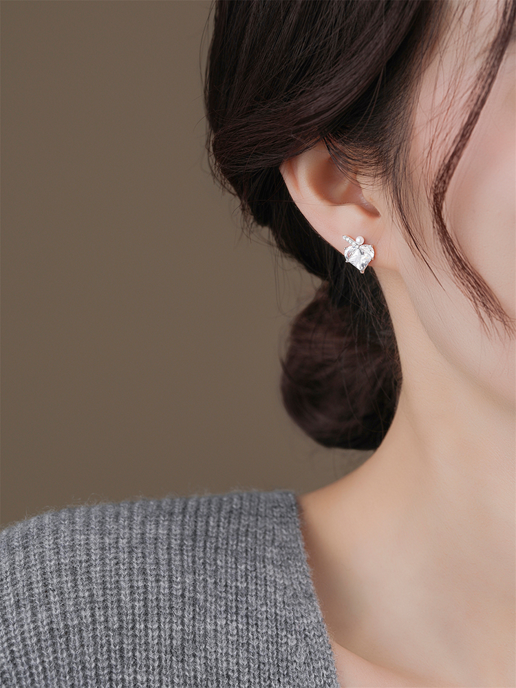 Classy 925 Sterling Silver Heart Diamond Stud Earrings with Pearl Accents for Women, Elegant Fashion Jewelry