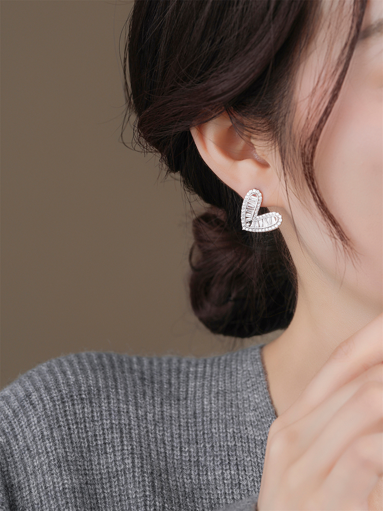 Classy Heart-Shaped Stud Earrings for Women, Exquisite Zircon Design in S925 Sterling Silver, Elegant Fashion Jewelry