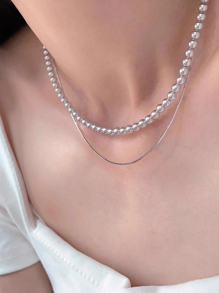 Classy Layered Snake Bone Chain Necklace with Pearl Ornament - High-End French Design in Gray